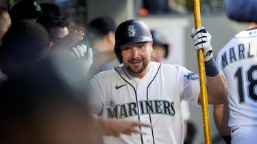 Cal Raleigh de los Marineros de Seattle sostiene el tridente del equipo en el dugout tras conectar un jonrón en la séptima entrada del juego ante los Medias Rojas de Boston el lunes 31 de julio del 2023. (AP Foto/Lindsey Wasson)
