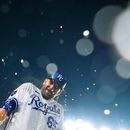 Noah Cameron, de los Reales de Kansas City, es empapado por sus compañeros, después de la victoria sobre los Mellizos de Minnesota, el miércoles 5 de agosto de 2026 (AP Foto/Charlie Riedel)