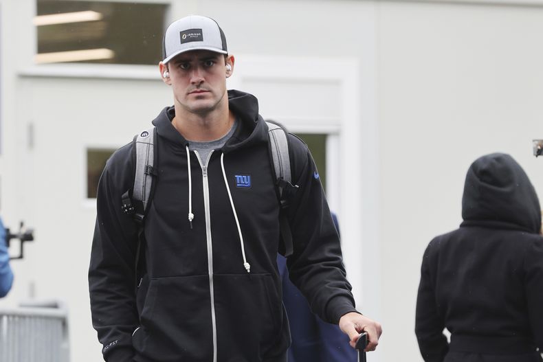 Daniel Jones, quarterback de los Giants de Nueva York, llega para el partido de la NFL contra los Bills de Buffalo en Orchard Park, Nueva York, el domingo 15 de octubre de 2023. (AP Foto/ Jeffrey T. Barnes)