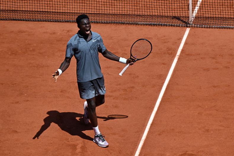 Moise Kouame, de Francia, reacciona mientras juega contra Adolfo Daniel Vallejo, de Paraguay, durante su partido de segunda ronda de individuales masculinos en el torneo de tenis de Roland Garros en París, el jueves 28 de mayo de 2026. (Foto AP/Emma Da Silva)