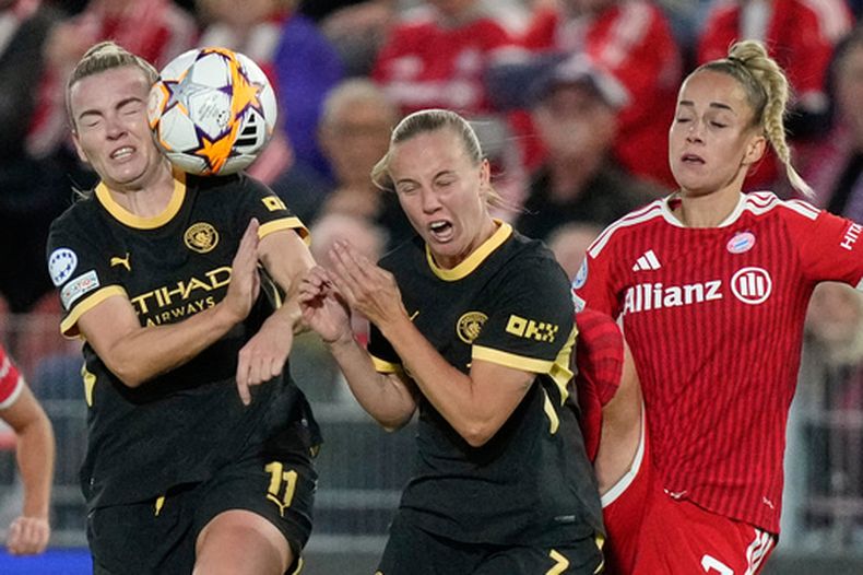 Giulia Gwinn (derecha) del Bayern Múnich pugna un balón con Beth Mead y Lauren Hemp del Manchester City en la Liga de Campeonas femenina, el martes 22 de septiembre de 2026. (AP Foto/Matthias Schrader)