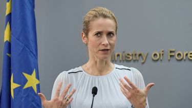 La jefa de política exterior de la Unión Europea, Kaja Kallas, habla durante una conferencia de prensa con el ministro libanés de Exteriores, Youssef Rajji, en Beirut, Líbano, el jueves 8 de octubre de 2026. (AP Foto/Bilal Hussein)