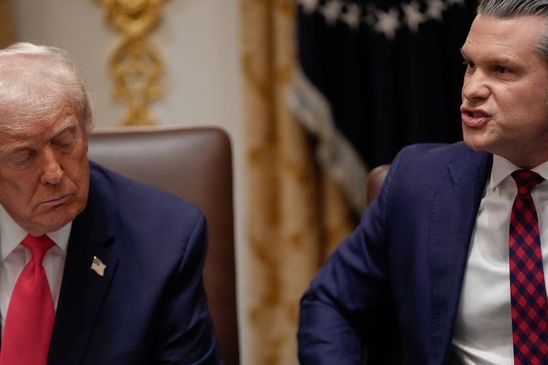 El presidente de EEUU, Donald Trump, cierra los ojos mientras el secretario de Defensa, Pete Hegseth, habla durante una reunión del gabinete en la Casa Blanca, en Washington, el martes 2 de diciembre de 2025. (AP Foto/Julia Demaree Nikhinson)