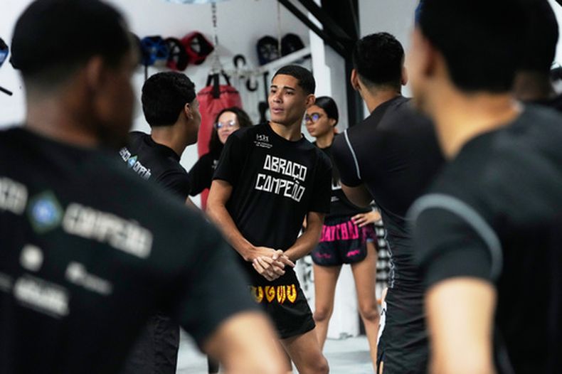 Jóvenes asisten a una clase de artes marciales en la Academia Abraco Campeao, en la favela de Complexo de Alemao, en Río de Janeiro, el 16 de septiembre 2026. (AP foto/Silvia Izquierdo)