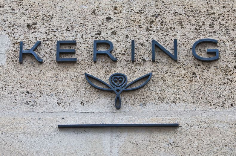 ARCHIVO - El logotipo del grupo de lujo francés Kering, en París, el 15 de septiembre de 2017. (Foto AP/Michel Euler, archivo)