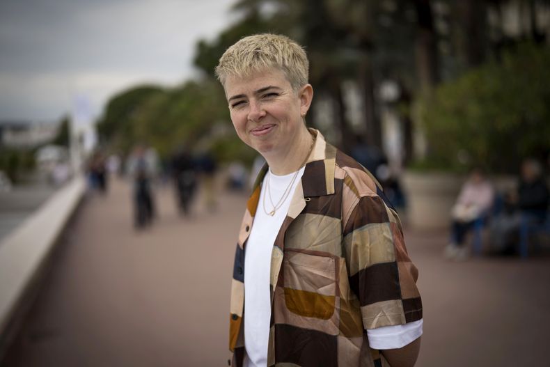 Molly Manning Walker posa para un retrato para promover la película “How to Have Sex” en la 76a edición del Festival de Cine de Cannes en el sur de Francia el 21 de mayo de 2023. (Foto Scott Garfitt/Invision/AP)