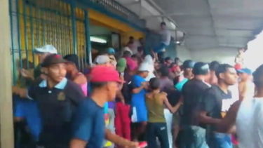 6 personas han sido asesinadas en venezuela tras los saqueos de supermercados, farmacias y panaderias