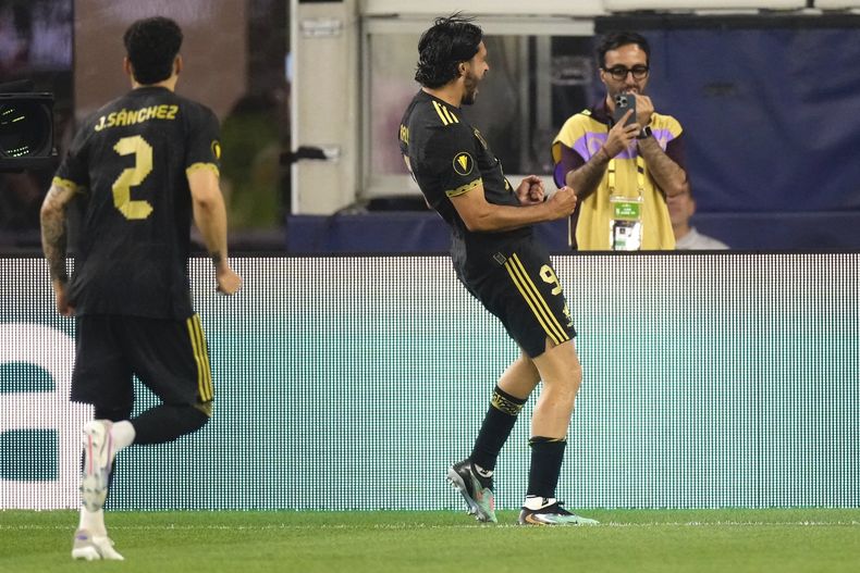 Raúl Jiménez, de la selección de México, celebra tras anotar ante República Dominicana en el partido inaugural de la Copa Oro, el sábado 14 de junio de 2025 (AP Foto/Mark J. Terrill)