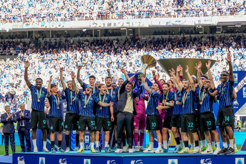 ARCHIVO - Los jugadores del Inter de Milán celebran con el trofeo de la liga italiana de fútbol de la Serie A al final de su partido de la última jornada contra el Hellas Verona en Milán, Italia, el domingo 17 de mayo de 2026. (Foto AP/Luca Bruno, archivo)