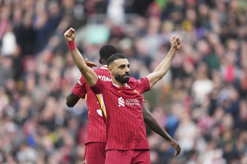 Mohamed Salah del Liverpool celebra tras anotar el tercer gol de su equipo en el encuentro ante el Southampton en la Liga Premmier el sábado 8 de marzo del 2025. (AP Foto/Jon Super)