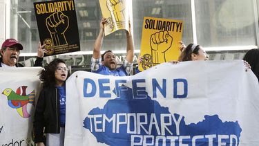 ARCHIVOS - Simpatizantes de los inmigrantes que cuentan con estatus de protección temporal en Estados Unidos sostienen letreros y vitorean en un mitin antes de una conferencia para anunciar una demanda contra el gobierno del presidente Donald Trump, con respecto a su decisión de poner fin a un programa que le permite a inmigrantes vivir y trabajar legalmente en Estados Unidos, afuera de un tribunal federal, el 12 de marzo de 2018, en San Francisco. (AP Foto/Jeff Chiu, archivo)