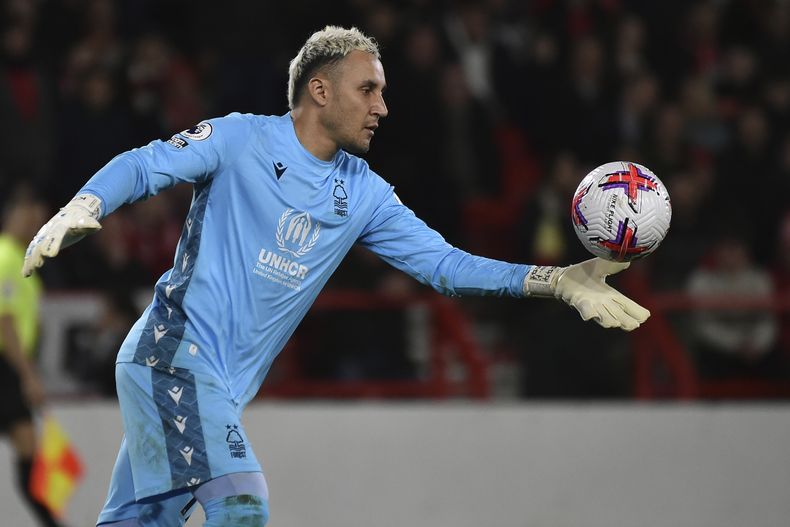 ARCHIVO - El arquero Keylor Navas de Nottingham Forest despeja el balón durante el partido contra Newcastle en la Liga Premier, el 17 de marzo de 2023. (AP Foto/Rui Vieira)
