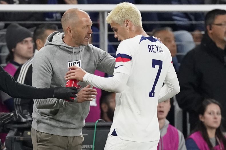 ARCHIVO - Gregg Berhalter, entrenador de la selección de Estados Unidos, habla con Gio Reyna durante un partido amistoso contra Ghana, el 17 de octubre de 2023, en Nashville, Tennessee (AP Foto/George Walker IV, File)