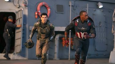 Esta imagen publicada por Disney muestra a Danny Ramírez, a la izquierda, y Anthony Mackie en una escena de Capitán América: Un nuevo mundo de Marvel Studios. (Eli Adé/Marvel Studios-Disney vía AP)