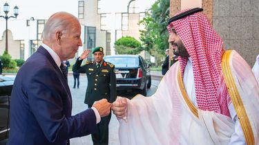 fuertes criticas a biden por chocar puno con principe saudi