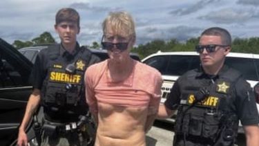 ARCHIVO – En la imagen, divulgada por el departamento de policía del condado de Martin, Florida, se muestra el arresto de Ryan Routh, el sospechoso del aparente intento de asesinato de Donald Trump, el 15 de septiembre de 2024. (Departamento de policía del condado de Martin vía AP)