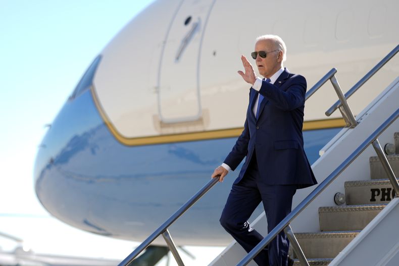 El presidente de Estados Unidos, Joe Biden, a su llegada al aeropuerto internacional John F. Kennedy, en Nueva York, el 7 de febrero de 2024. (AP Foto/Andrew Harnik)