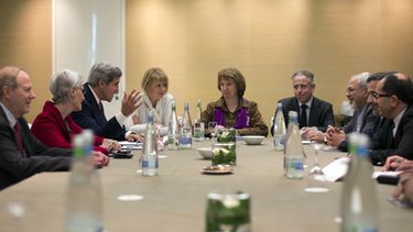 americateve | En esta foto del 9 de noviembre del 2013, el secretario de estado norteamericano John Kerry, tercero desde la izquierda, se re&uacute;ne con la representante de la Uni&oacute;n Europea para asuntos extranjeros, Catherine Ashton, centro, y el canciller ira