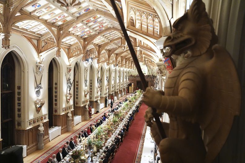 Los invitados asisten a una cena de gala durante la visita de Estado del presidente de EEUU Donald Trump al Castillo de Windsor, en Windsor, Inglaterra, el miércoles 17 de septiembre de 2025. (AP Foto/Evan Vucci, Pool)