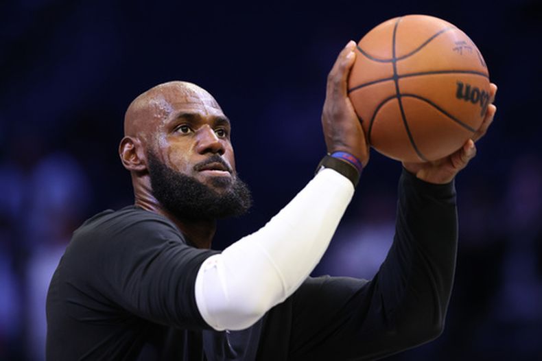 LeBron James, de los 76ers de Filadelfia, calienta antes de un partido de pretemporada ante los Nets de Brooklyn, el jueves 8 de octubre de 2026 (AP Foto/Pamela Smith)