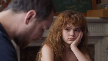 En esta imagen proporcionada por Tulip Pictures, Zelda Samson, derecha, y Alexis Manenti en una escena de El amor según Dalva. (Tulip Pictures vía AP)