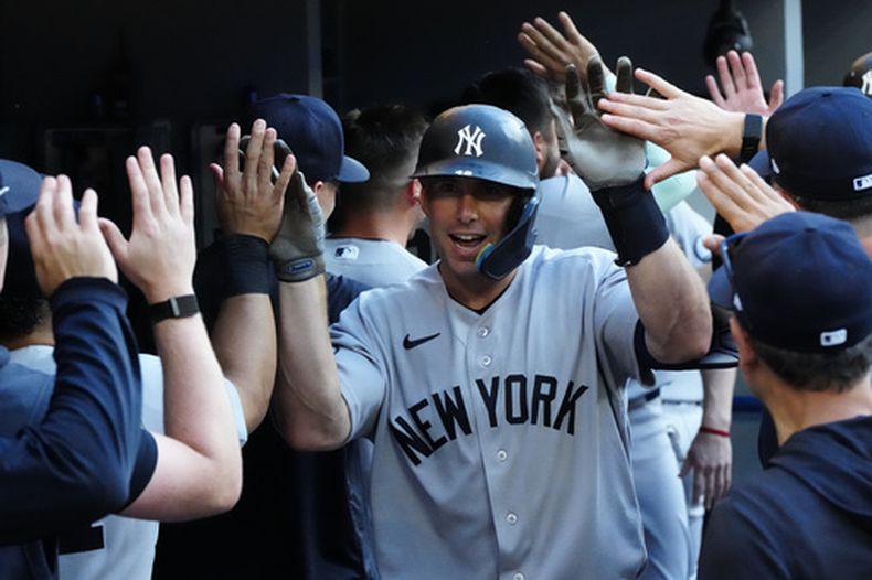 Paul Goldschmidt, de los Yankees de Nueva York, celebra con sus compañeros de equipo después de conectar un jonrón de dos carreras frente a los Azulejos de Toronto durante la novena entrada del juego de béisbol de Grandes Ligas, el sábado 13 de junio de 2026, en Toronto. (Frank Gunn/The Canadian Press via AP)