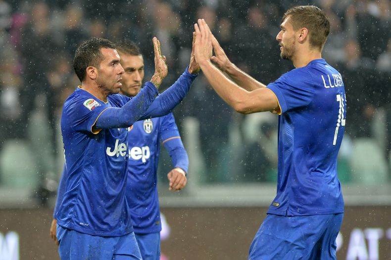 El delantero argentino de Juventus Carlos Tevez, iqz, celebra con su compa&ntilde;ero Fernando Llorente despu&eacute;s de anotar contra Parma en la Liga Italiana el 9 de noviembre del 2014 en Torino. Juventus gan&oacute; 7-0 y Tevez anot&oacute; dos goles