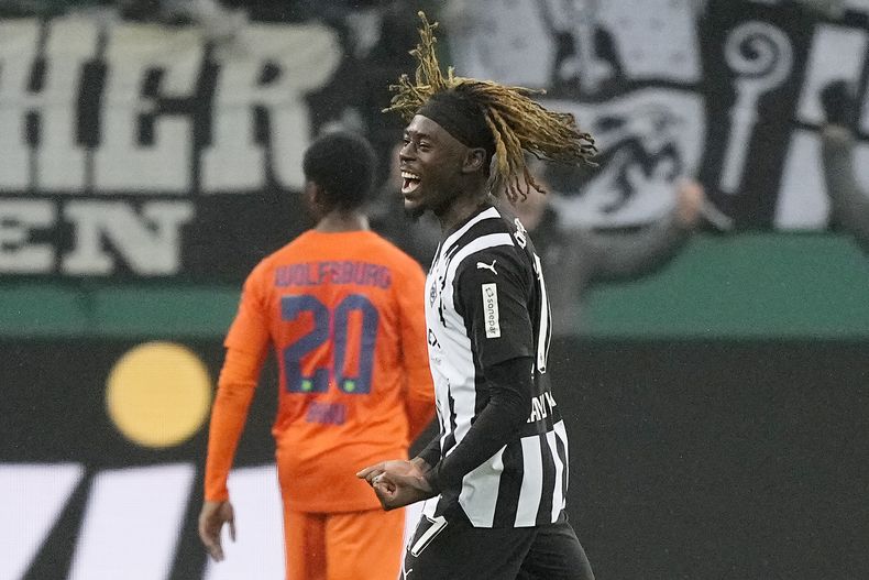Manu Kone del Borussia Mönchengladbach celebra tras anotar en el encuentro de octavos de final de la Copa de Alemania ante el Wolfsburg el martes 5 de diciembre del 2023. (AP Foto/Martin Meissner)