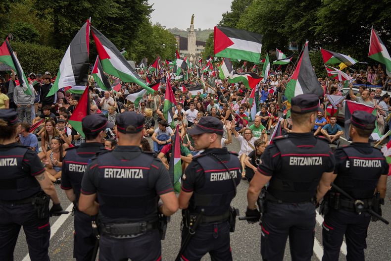 Individuos con banderas palestinas se plantan en una calle de Bilbao durante la 11ma etapa de la Vuelta a España, el miércoles 3 de septiembre de 2025. (AP Foto/Miguel Oses)