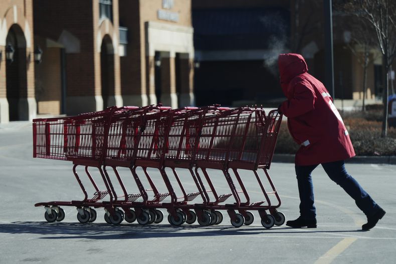Una empleada empuja carritos para compras en el estacionamiento de una tienda de comestibles en Northbrook, Illinois, el martes 21 de enero de 2025. (AP Foto/Nam Y. Huh)