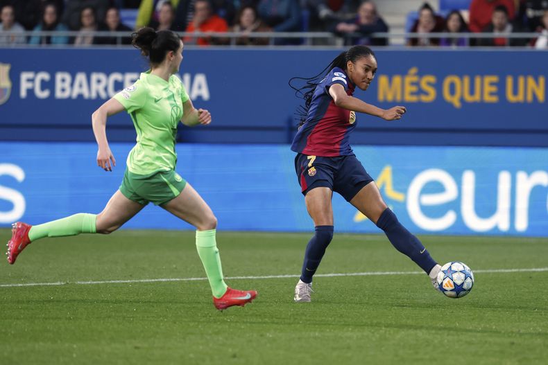 Salma Paralluelo (derecha) anota el primer gol del Barcelona en el partido de vuelta contra Wolfsburgo en los cuartos de final de la Liga de Campeones femenina, el jueves 27 de marzo de 2025, en Barcelona. (AP Foto/Joan Monfort)