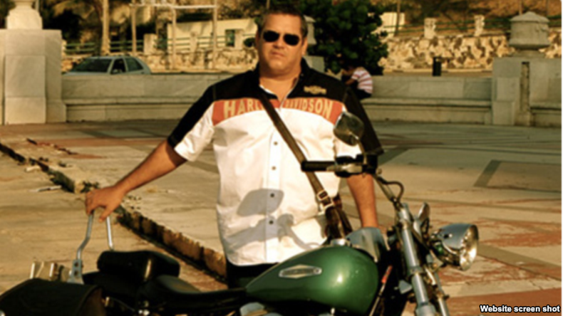 Ernesto Guevara, de 49 años, lidera una agencia que invita a los turistas a recorrer la isla en las icónicas motocicletas.