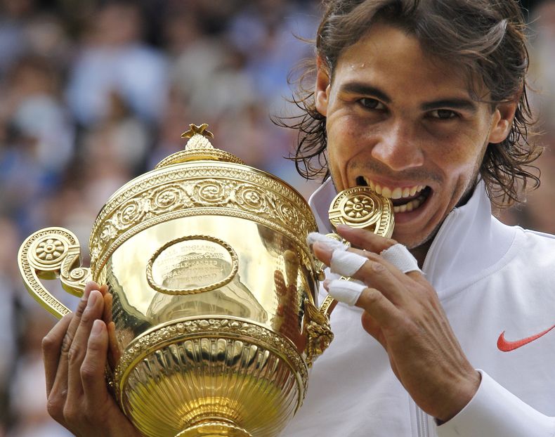 ARCHIVO - Rafael Nadal besa al trofeo de campeón tras derrotar a Tomas Berdych en la final de Wimbledon. el domingo 4 de julio de 2010. (AP Foto/Anja Niedringhaus)