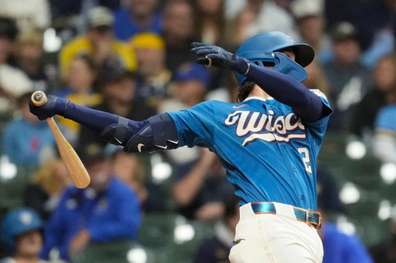 El pelotero Brice Turang, de los Cerveceros de Milwaukee, conecta un doblete remolcador durante la primera entrada de un partido de béisbol contra los Cardenales de San Luis, el 25 de septiembre de 2026, en Milwaukee. (Foto AP/Aaron Gash)
