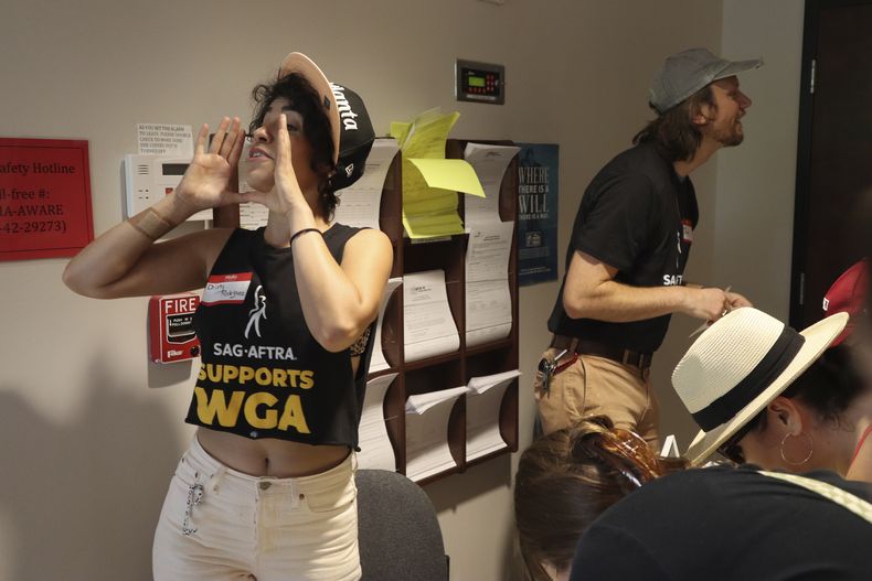 La actriz Diany Rodríguez ayuda a los asistentes a registrarse en un mitin del sindicato SAG-AFTRA en Atlanta el 17 de julio de 2023. Rodríguez es una de las líderes de la huelga de la sección de Atlanta del sindicato y ve la huelga como parte de un movimiento laboral más grande que estamos viendo en Estados Unidos. (Foto AP/R.J. Rico)