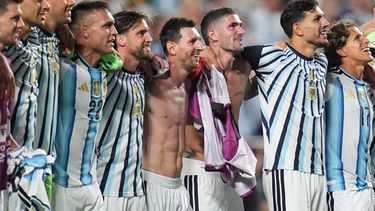 Lionel Messi festeja con sus compañeros de la selección de Argentina tras derrotar a Suiza en los cuartos de final de la Copa del Mundo en Kansas City, Missouri, el sábado 11 de julio de 2026 (AP Foto/Jeff Roberson)