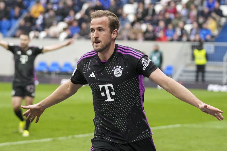 Harry Kane celebra tras marcar el segundo gol del Bayern Múnich ante Darmstadt en la Bundesliga, el sábado 16 de marzo de 2024, en Darmstadt. (AP Foto/Michael Probst)