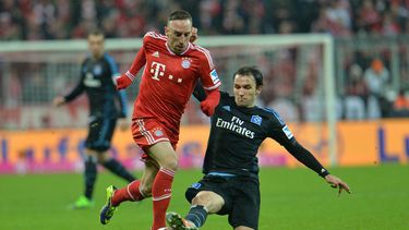 americateve | El jugador de Bayern Munich, Franck Ribery, izquierda, disputa un bal&oacute;n en un partido contra Hamburgo por la Bundesliga el s&aacute;bado, 14 de diciembre de 2013, en Munich, Alemania. (AP Photo/Kerstin Joensson)