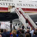 El presidente de EEUU, Donald Trump, habla tras recorrer el nuevo avión presidencial Air Force One en la Base Conjunta Andrews, en Maryland, el viernes 19 de junio de 2026. (AP Foto/Manuel Balce Ceneta)