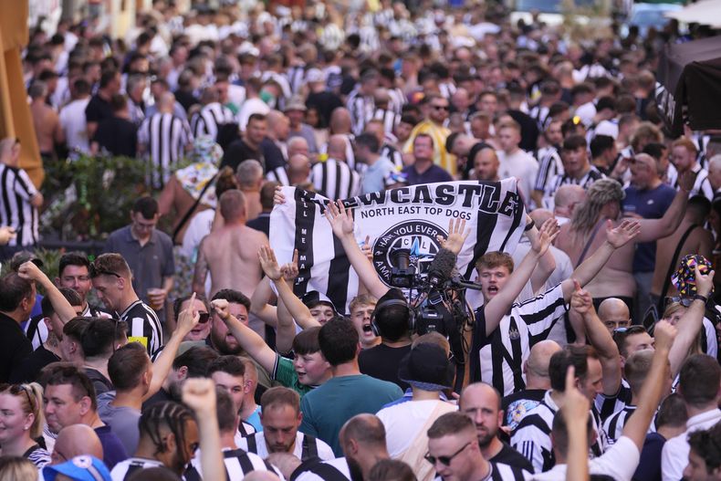 Hinchas de Newcastle atestan el canal Naviglio Grande en Milán previo a un partido de la Liga de Campeones, el martes 19 de septiembre de 2023. (AP Foto/Luca Bruno)
