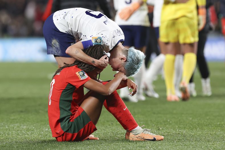 La estadounidense Megan Rapinoe consuela a la portuguesa Jessica Silva tras el empate 0-0 en el partido del Mundial femenino, el martes 1 de agosto de 2023, en Auckland, Nueva Zelanda. (AP Foto/Abbie Parr)