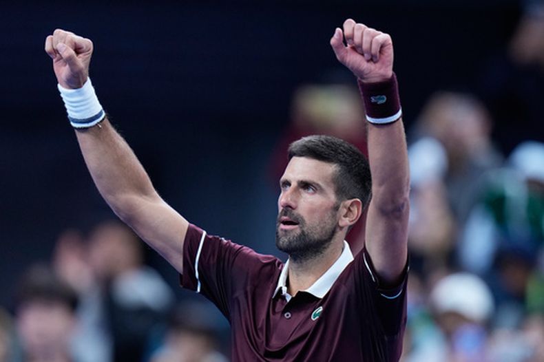 Novak Djokovic celebra tras derrotar a Nuno Borges en la primera ronda del Abierto de China, el miércoles 30 de septiembre de 2026, en Beijing. (AP Foto/Andy Wong)