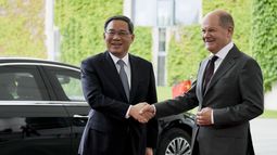 El canciller de Alemania, Olaf Scholz (derecha), recibe al primer ministro de China, Li Qiang, para una reunión en la Cancillería, en Berlín, Alemania, el 19 de junio de 2023. (AP Foto/Markus Schreiber)