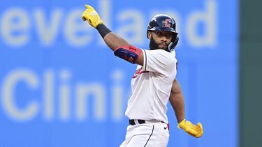 Amed Rosario, de los Guardianes de Cleveland, celebra después de batear doble productor de tres carreras durante la quinta entrada del juego de béisbol en contra de los Cardenales de San Luis, el viernes 26 de mayo de 2023, en Cleveland. (AP Foto/David Dermer)
