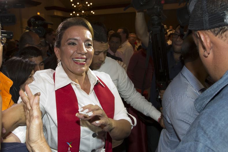 La candidata del Partido Libre, Xiomara Castro, saluda a sus seguidores luego de las elecciones en Tegucigalpa, Honduras, 24 de noviembre de 2013. (AP Foto/Moises Castillo)