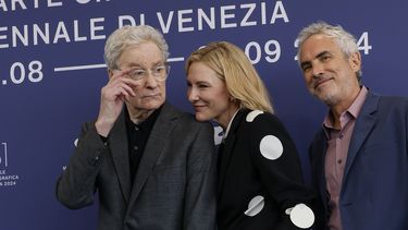Kevin Kline, de izquierda a derecha, Cate Blanchett y el director Alfonso Cuarón posan en la sesión fotográfica de la serie de televisión Disclaimer durante la 81ª edición del Festival de Cine de Venecia en Venecia, Italia, el jueves 29 de agosto de 2024. (Foto Joel C Ryan/Invision/AP)