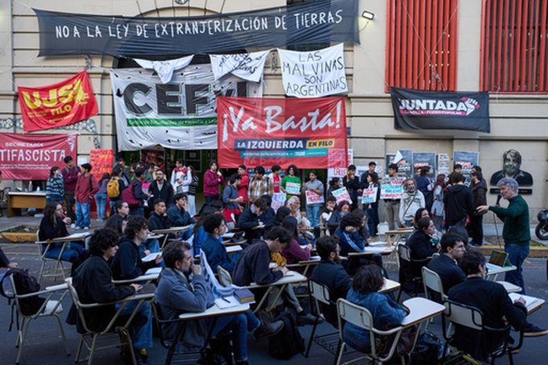Unos estudiantes imparten una clase al aire libre en una universidad pública como parte de una protesta para exigir una mayor financiación para la educación pública en Buenos Aires (Argentina), el martes 13 de octubre de 2026. (Foto AP/Rodrigo Abd)