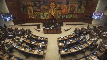 Los legisladores celebran una sesión para decidir si continúan el proceso que podría conducir a la destitución del presidente Guillermo Lasso, acusado de presunta malversación de fondos públicos, en la Asamblea Nacional en Quito, Ecuador, el martes 9 de mayo de 2023. (AP Foto/Dolores Ochoa)