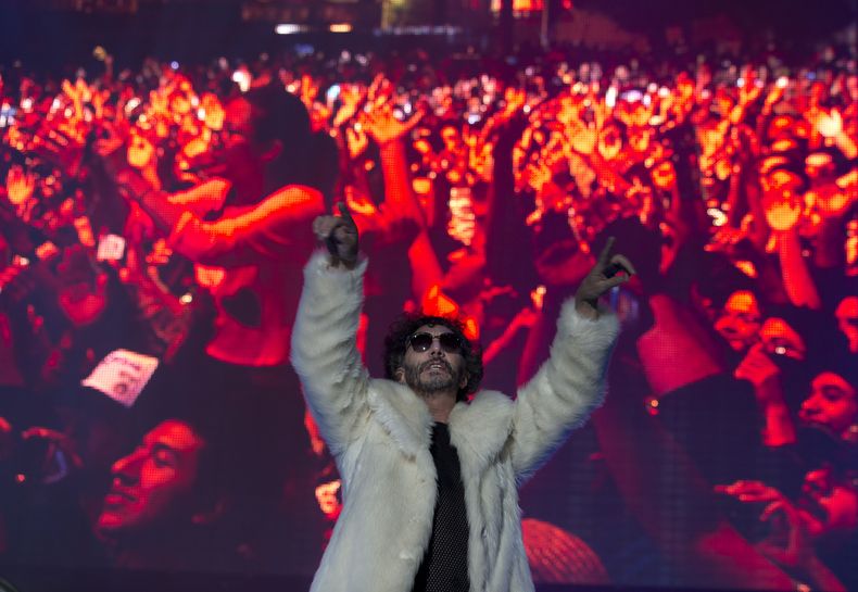 ARCHIVO - Fito Paez durante su concierto en la 15a edición del festival Vive Latino en la Ciudad de México el 30 de marzo de 2014. (Foto AP/Rebecca Blackwell, archivo)