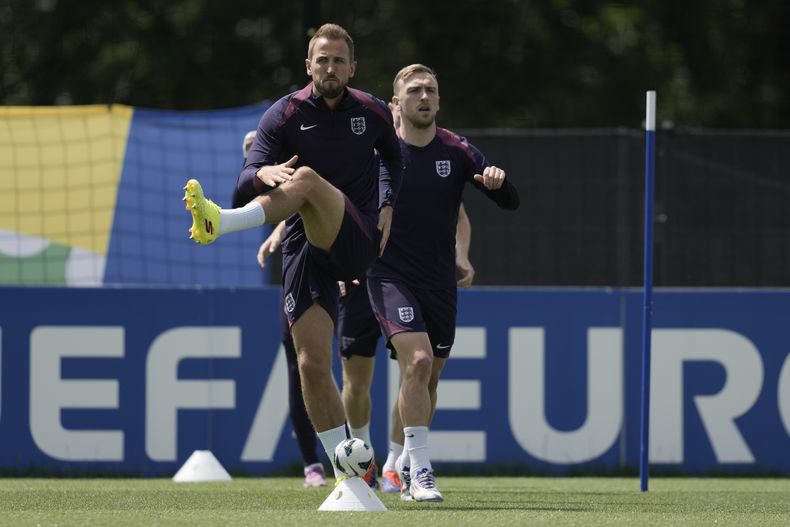 El inglés Harry Kane calienta durante una sesión de entrenamiento de la selección en Blankenhain, Alemania antes del duelo de cuartos de final ante Suiza el viernes 5 de julio del 2024. (AP Foto/Thanassis Stavrakis)